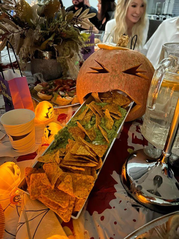 Imieniny Wioli z programu "Farma". Uczestnicy bawili się w stylu Halloween