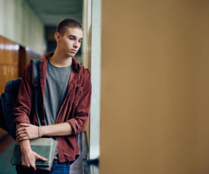 Jak rozmawiać z nastolatkiem, który nagle milczy? Poznaj sprawdzone sposoby na odbudowanie zaufania