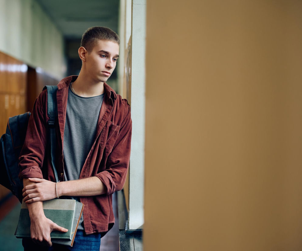 Jak rozmawiać z nastolatkiem, który nagle milczy? Poznaj sprawdzone sposoby na odbudowanie zaufania