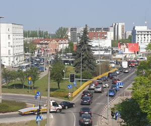 Białystok. Wypadek w centrum Białegostoku. Opel na dachu