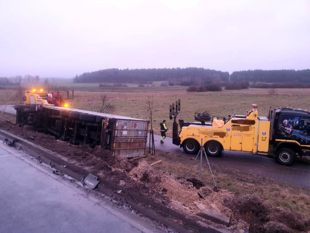 Koszmarny wypadek na S7. Kierowca lawety zginął, gdy ładował na nią zepsute auto [ZDJĘCIA]