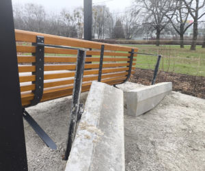 Nowy park w Warszawie już zniszczony. Przykro się na to patrzy