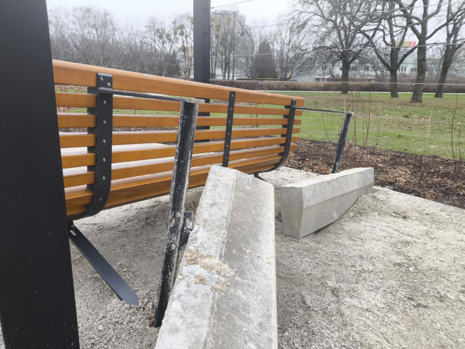 Nowy park w Warszawie już zniszczony. "Przykro się na to patrzy"