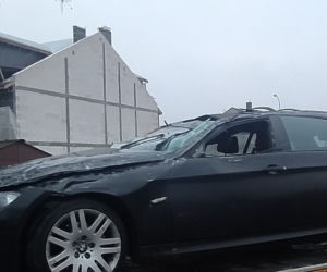 Masakra! Dachował samochodem, barierki przebiły go na wylot