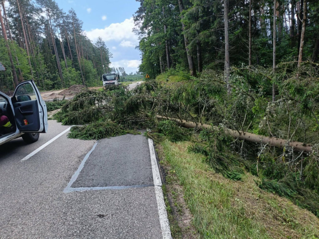 Drzewa na drogach i budynkach. Zniszczone namioty harcerzy. Walka z żywiołem  na Warmii i Mazurach