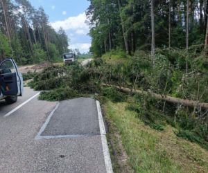 Drzewa na drogach i budynkach. Zniszczone namioty harcerzy. Walka z żywiołem  na Warmii i Mazurach