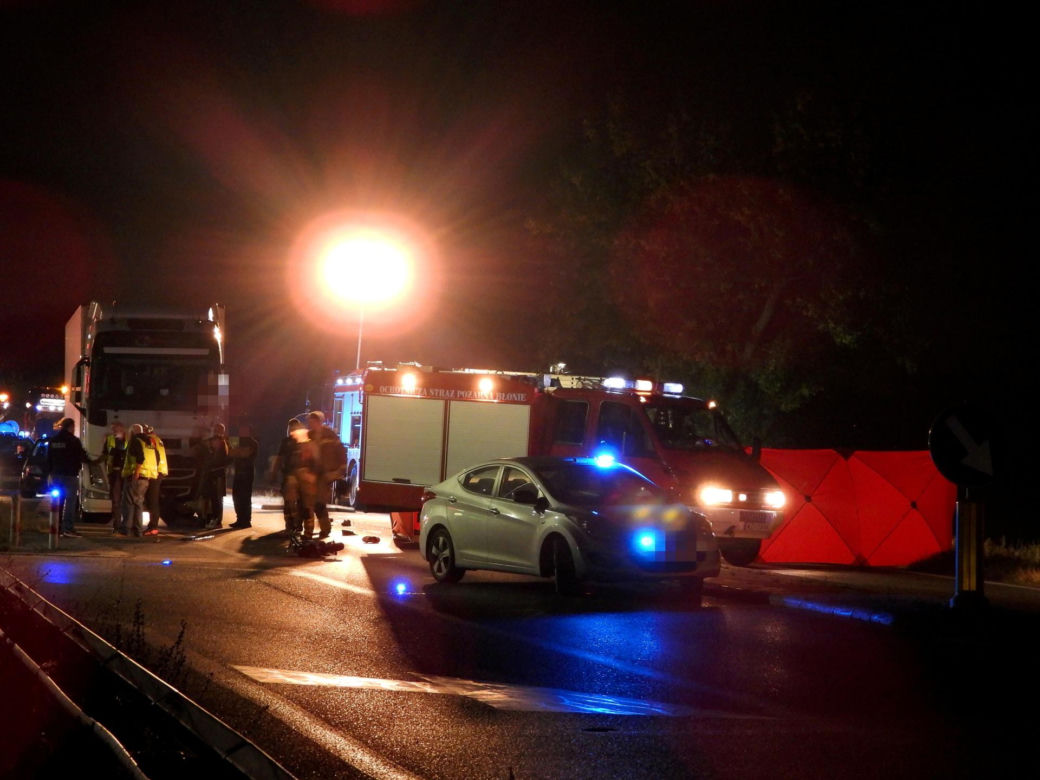 Błonie. Wjechali hulajnogą elektryczną prosto pod tira. Nie mieli szans, zaginęli na miejscu