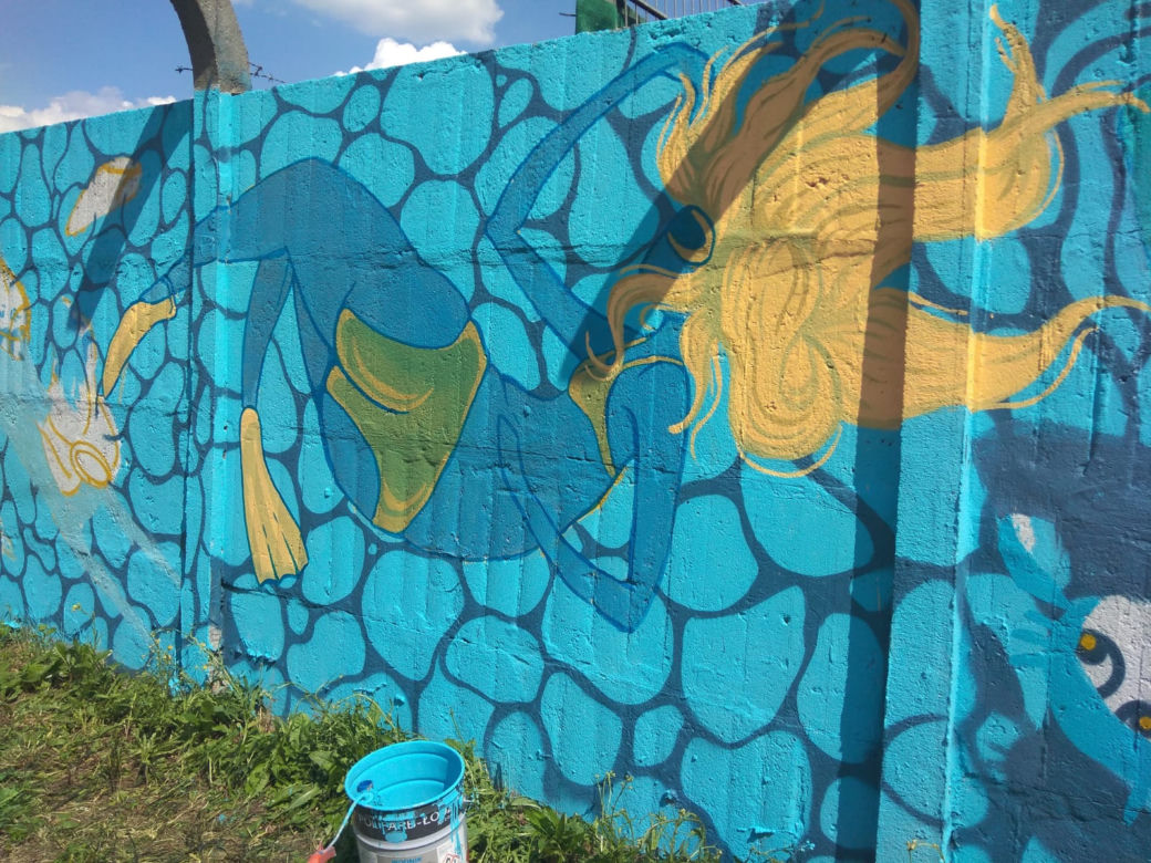 Mural na basenie letnim w Opolu