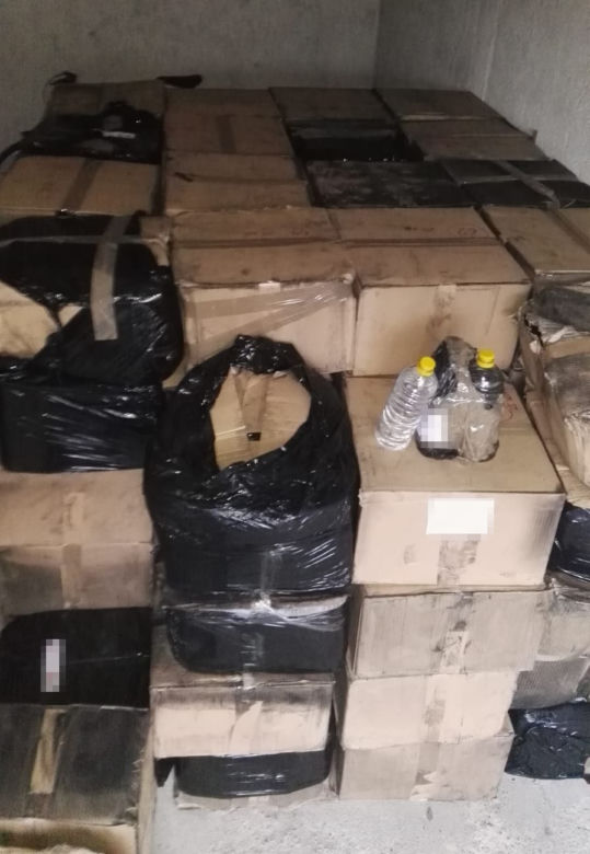 Wypadek, płonące auto i ponad 2900 butelek „lewego” spirytusu. Policja zatrzymała 37-latka