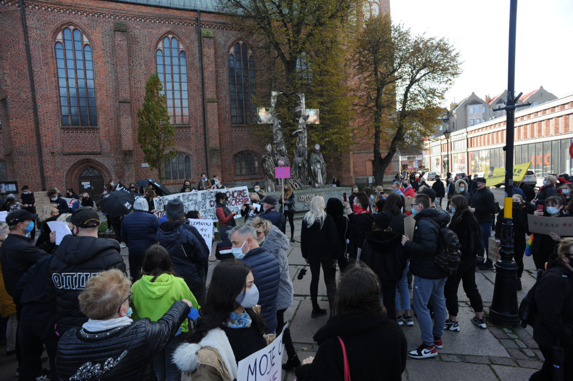Kołobrzeg: Protest kobiet na ulicach miasta