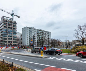 Miejsce po zdemontowanym stelażu reklamowym na rogu ul. Anielewicza i al. Jana Pawła II w Warszawie