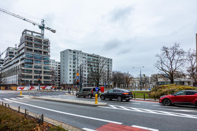 Miejsce po zdemontowanym stelażu reklamowym na rogu ul. Anielewicza i al. Jana Pawła II w Warszawie