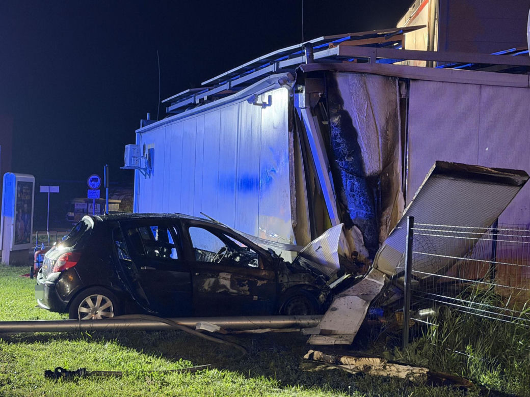 Groźny wypadek w Warszawie. Autem wjechał w stację paliw