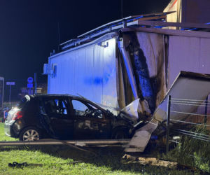 Groźny wypadek w Warszawie. Autem wjechał w stację paliw