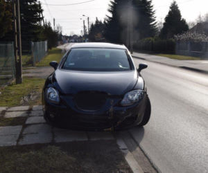 PIJANY kierowca ZDEMOLOWAŁ przystanek i ogrodzenie. Uciekł z miejsca zdarzenia