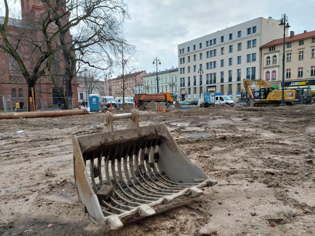 Plac Wolności to ciągle plac budowy. Przed kościołem mają być jak najlepsze warunki do handlu kwiatami [WIZUALIZACJE, ZDJĘCIA]