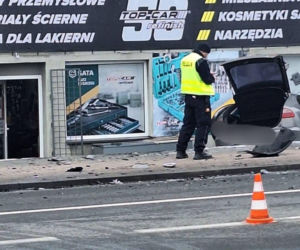 BMW zderzyło się z seatem w Rydułtowach. Samochód wypadł z pasa ruchu i zatrzymał się przy budynku