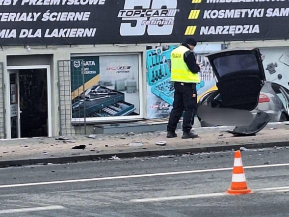 BMW zderzyło się z seatem w Rydułtowach. Samochód wypadł z pasa ruchu i zatrzymał się przy budynku