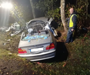 Tragiczny wypadek. BMW roztrzaskało się na drzewie