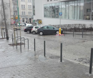 Na poznańskiej Wildzie na miejscach postojowych stoją słupki! Mieszkańcy są oburzeni, bo nie mają gdzie parkować!