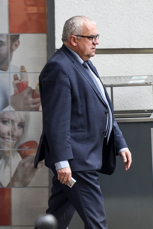Adam Lipiński służbową furą po papierosy