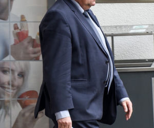 Adam Lipiński służbową furą po papierosy