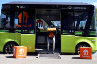 Pyszne.pl prezentuje przyszłość dostaw door-to-door: autonomiczny bus i robot-kurier wkraczają do gry podczas Europejskiego Kongresu Gospodarczego