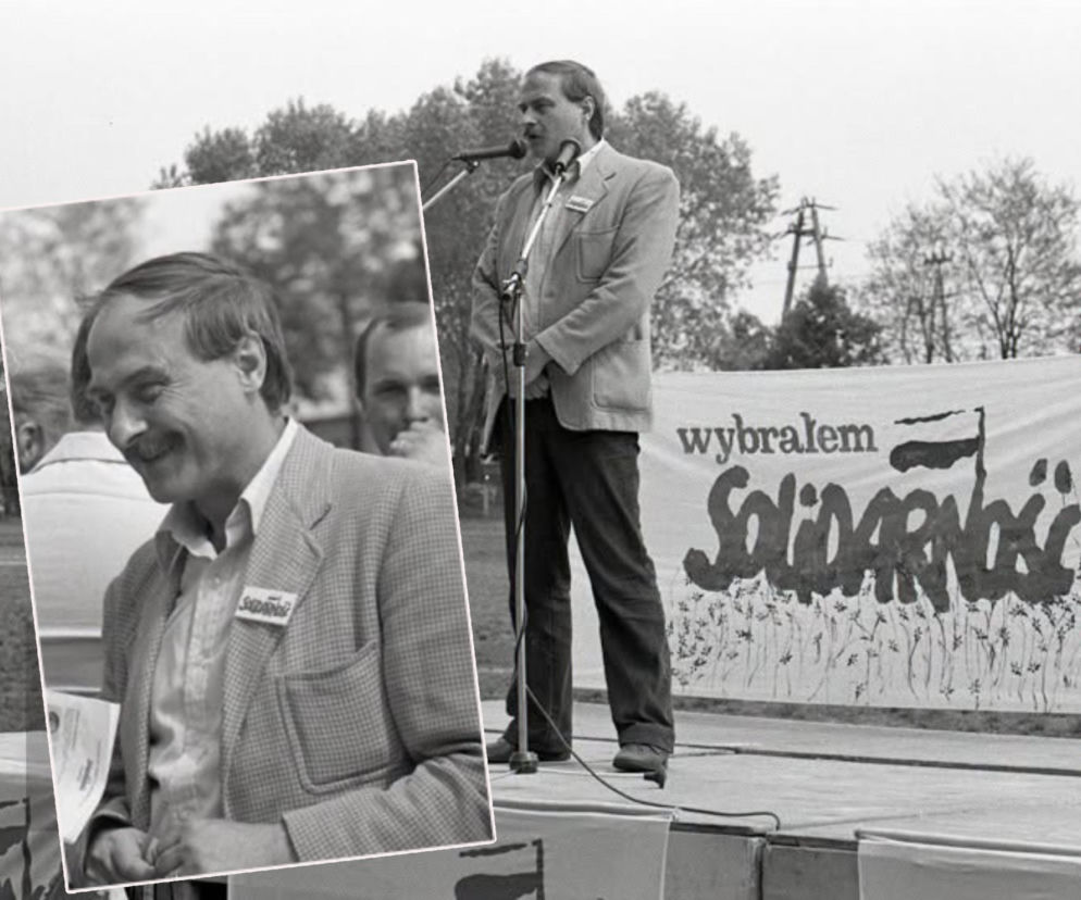 Czarno-białe zdjęcie Krzysztofa Dowgiałły, współtwórcy Solidarności i autora Ballady o Janku Wiśniewskim. W tle, na większym planie, mężczyzna przemawia do mikrofonu na tle transparentu Wybrałem Solidarność. Te i inne informacje znajdziesz na naszym portalu.