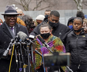 Zamiast paralizatora wyciągnęła pistolet. Śmierć podczas interwencji. Policjantka oskarżona