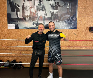 Waldemar Nawrocki i Adrian Domalewski pomagają Anielce