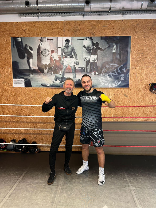 Waldemar Nawrocki i Adrian Domalewski pomagają Anielce