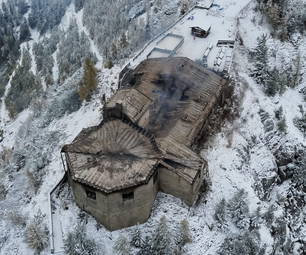 Widok z góry na spalony dach Kehlsteinhaus w ośnieżonych Alpach. O pożarze i architekturze przeczytasz w serwisie Architektura.