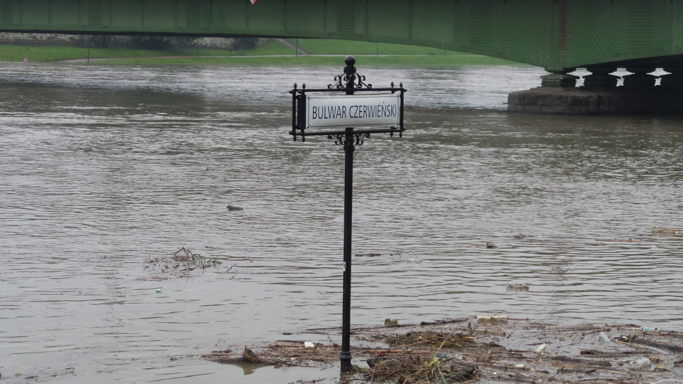 Powódź w Krakowie 24.05.2019: Fala kulminacyjna na Wiśle: zalane bulwary, "okropny widok"