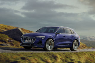 Elektryczne Audi e-tron teraz zajedzie dalej. Udoskonalenia poprawiły wydajność i zasięg