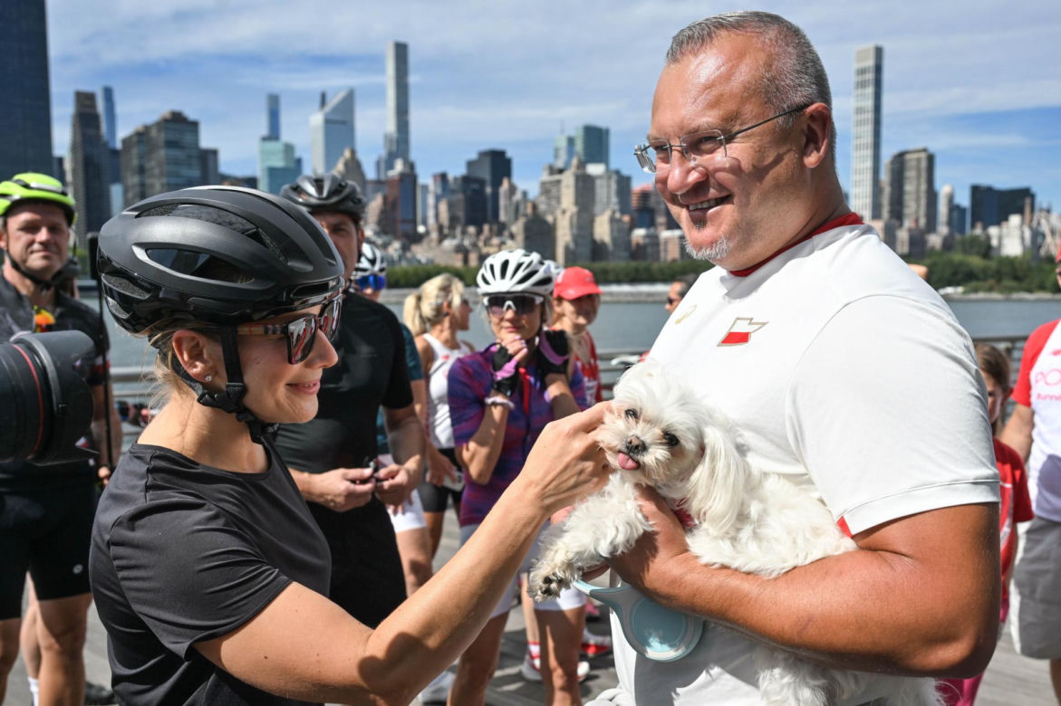 Marta Nawrocka wskoczyła na rower! Tak pierwsza dama wygląda poza Pałacem
