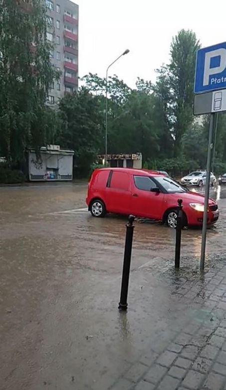 Powódź w Bielsku-Białej. Ulice zamienił się w rzeki. Zalane auta i posesje 