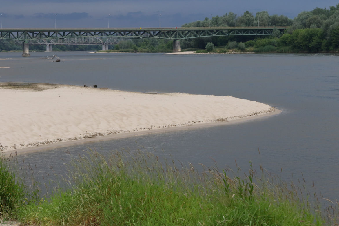 Na plaży w Górze Kalwarii stanął znak zakazu pływania. "Szkoda, że po tragedii"