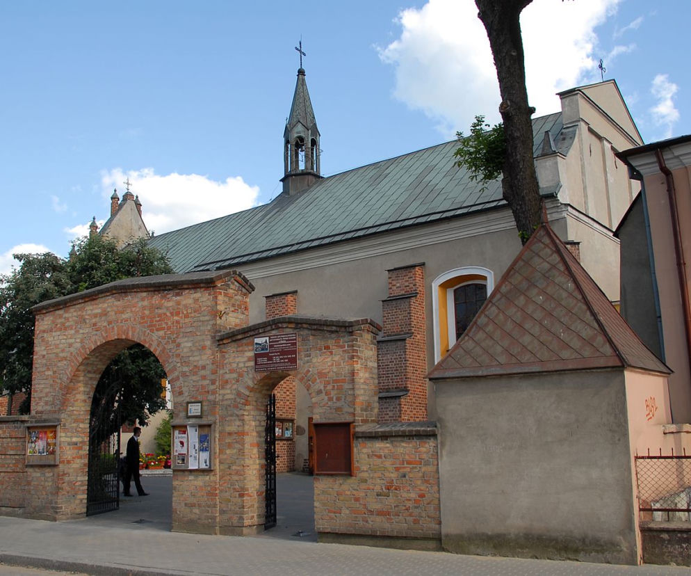 Płońsk. Poszły pożegnać zmarłego, wróciły z koronawirusem! Chmara ludzi z całej Polski!
