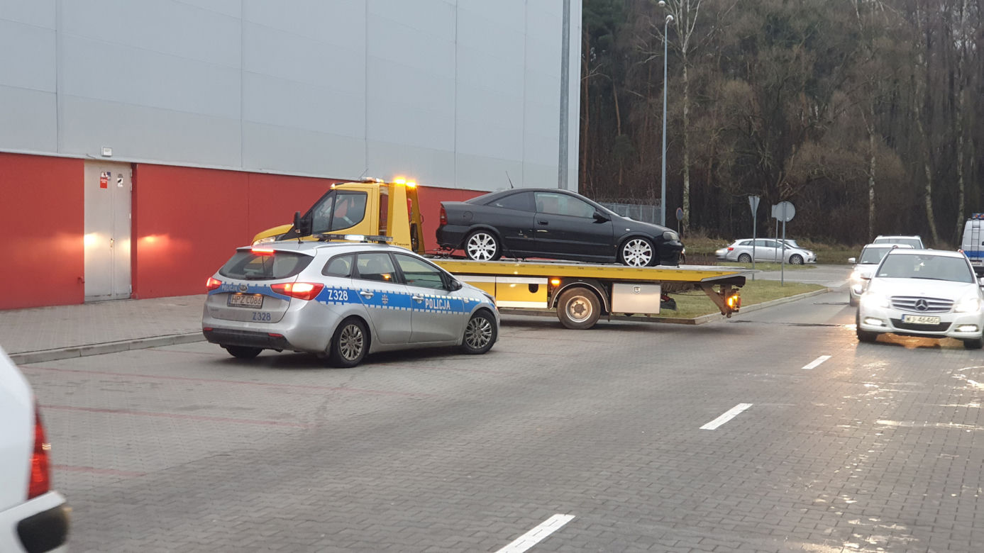 Dwie młode osoby znalezione martwe w sobotę na parkingu przy centrum handlowym w Markach