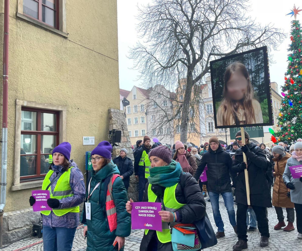 Marsz ciszy w Jeleniej Górze