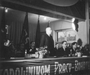 Niewiarygodne sceny! Aktor kazał przykucnąć premierowi, bo chciał go przeskoczyć! Interwencja w ostatniej chwili