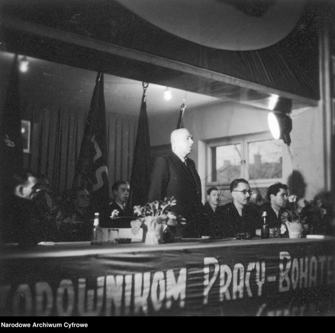 Niewiarygodne sceny! Aktor kazał przykucnąć premierowi, bo chciał go przeskoczyć! Interwencja w ostatniej chwili