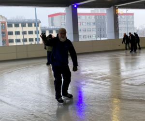 Kryte lodowisko przy Hali Urania