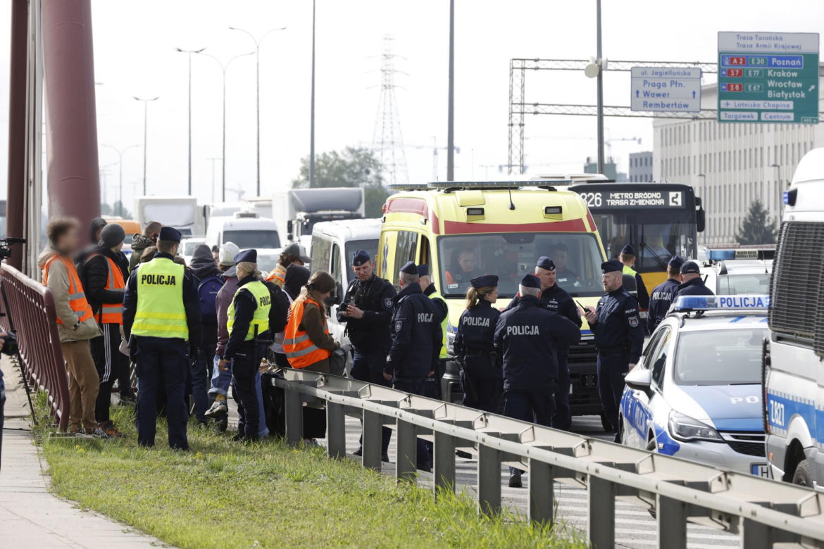 Aktywiści znów blokują Warszawę. Przykleili się do mostu, interweniowało pogotowie