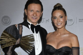 Małgorzata Rozenek-Majdan z wielkim ptakiem i mężem na Charytatywnym Balu TVN. Kreacja podkreśliła jej figurę