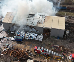 Groźny pożar na Targówku. Trwa akcja gaśnicza
