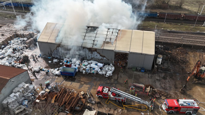 Groźny pożar na Targówku. Trwa akcja gaśnicza