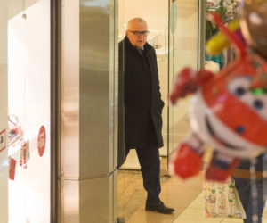 Lipiński - służbową limuzyną po prezenty