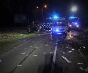 Kolizja i dachowanie Fiatem 500. Kierowca miał blisko 2 promile alkoholu