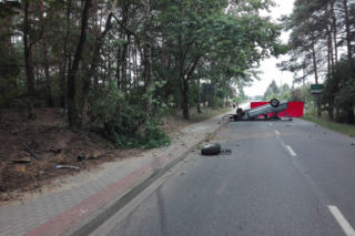Najechał na krawężnik i dachował. Tragedia w Sulęcinie